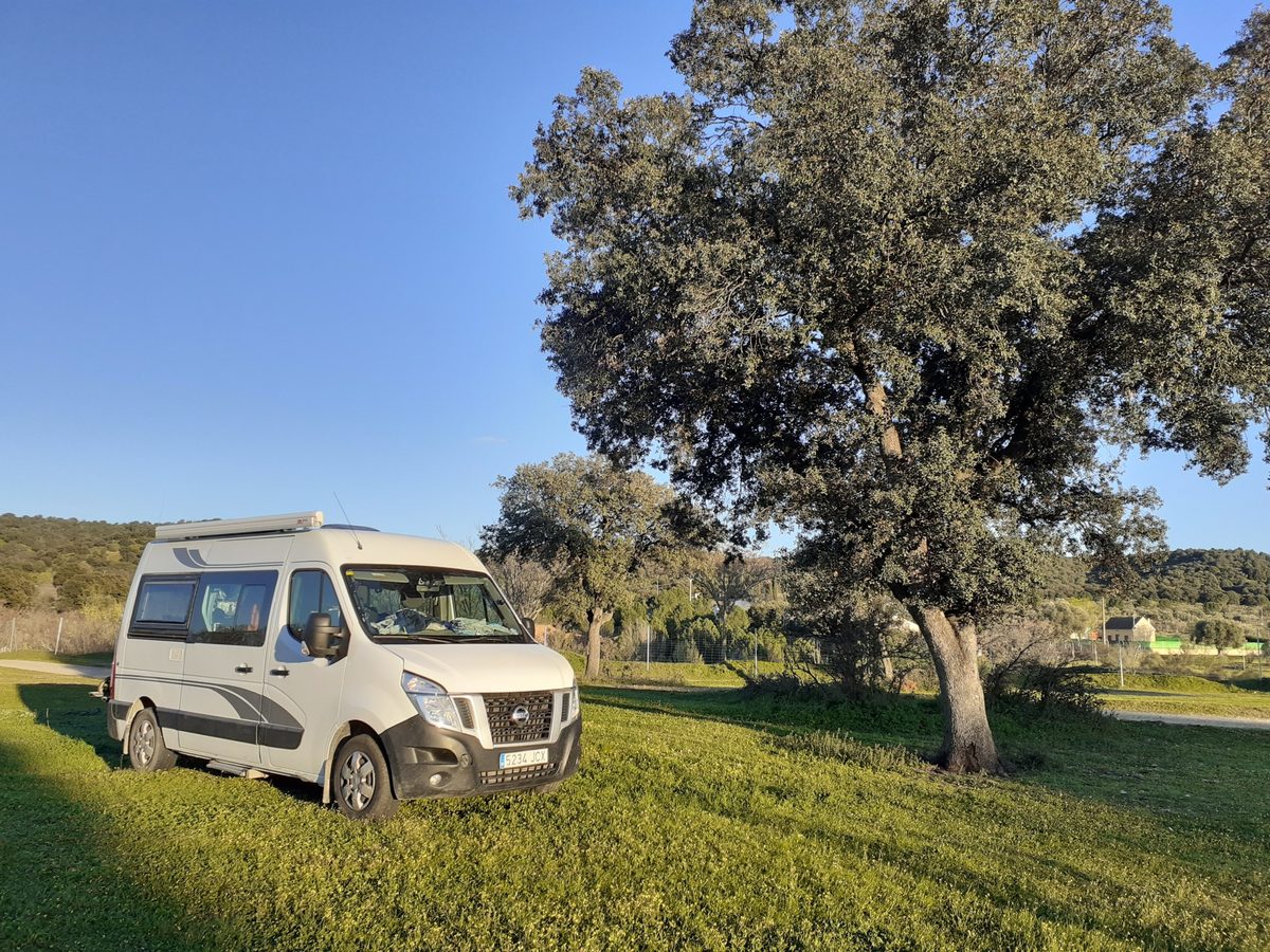 Nissan NV (Renault Master) camperizada en campo abierto