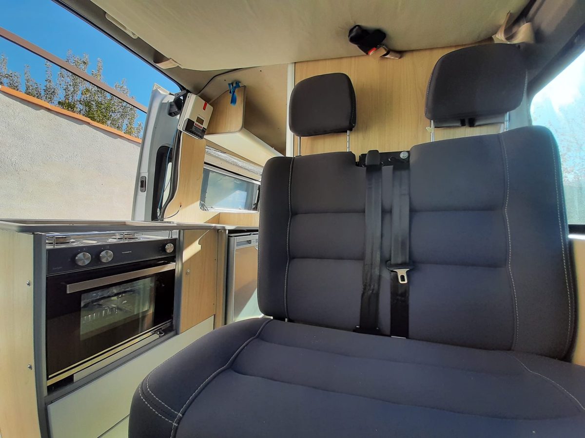 Interior — zona cocina con horno Dometic