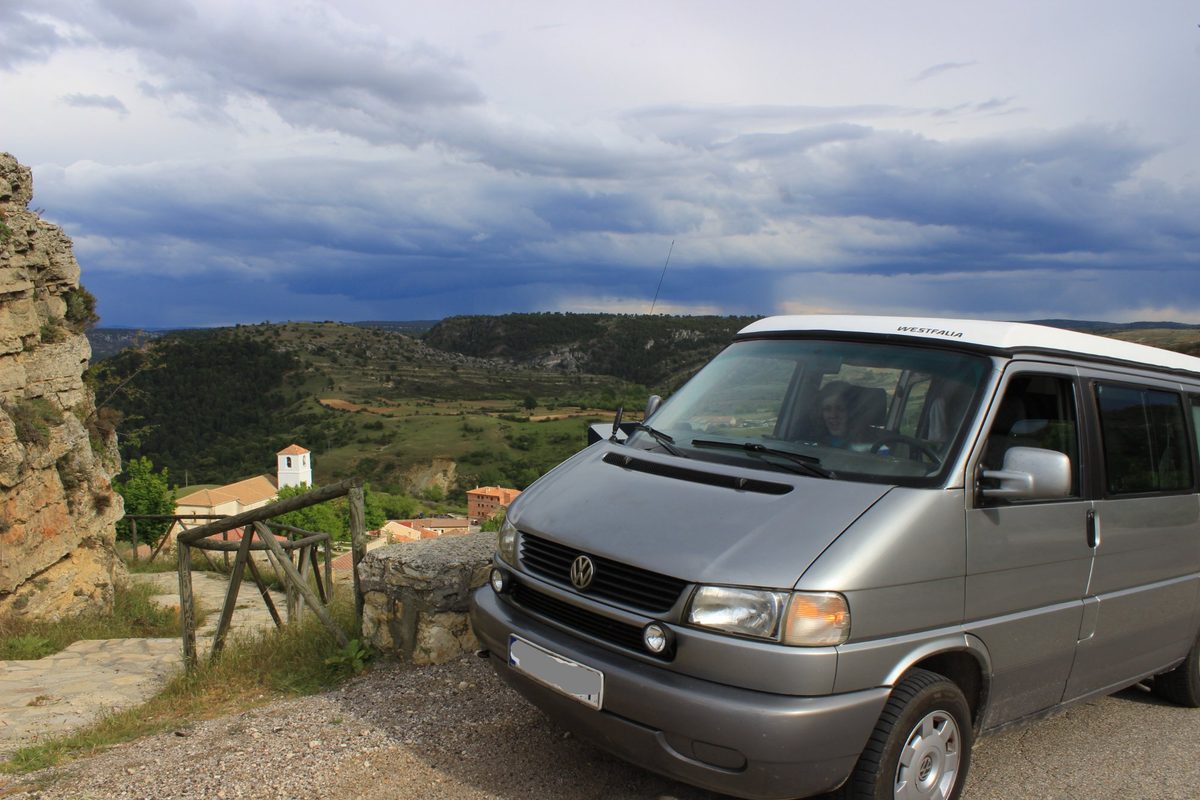 VW California en verano con tormenta